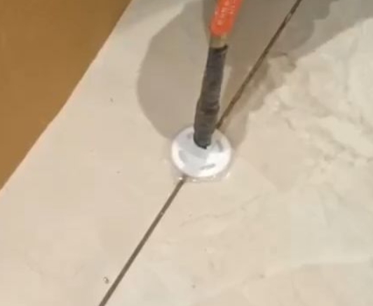 喀喇沁瓷砖空鼓维修公司专业解答瓷砖在铺贴过程中，如果没有涂抹均匀到位的粘结材料（如水泥砂浆或瓷砖胶），可能会导致以下问题